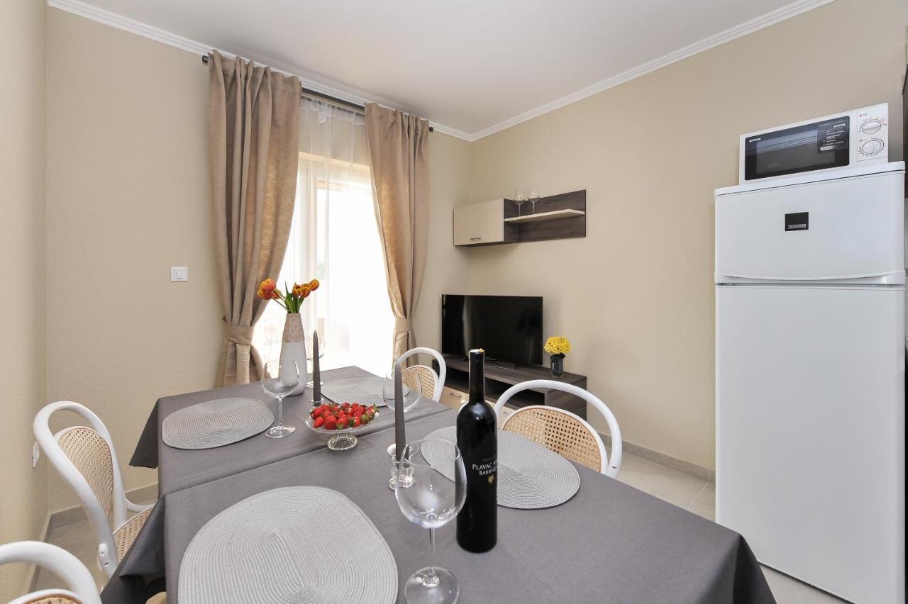 Apartmani Peric 1 Meka Draga Obrovac Esterno foto
