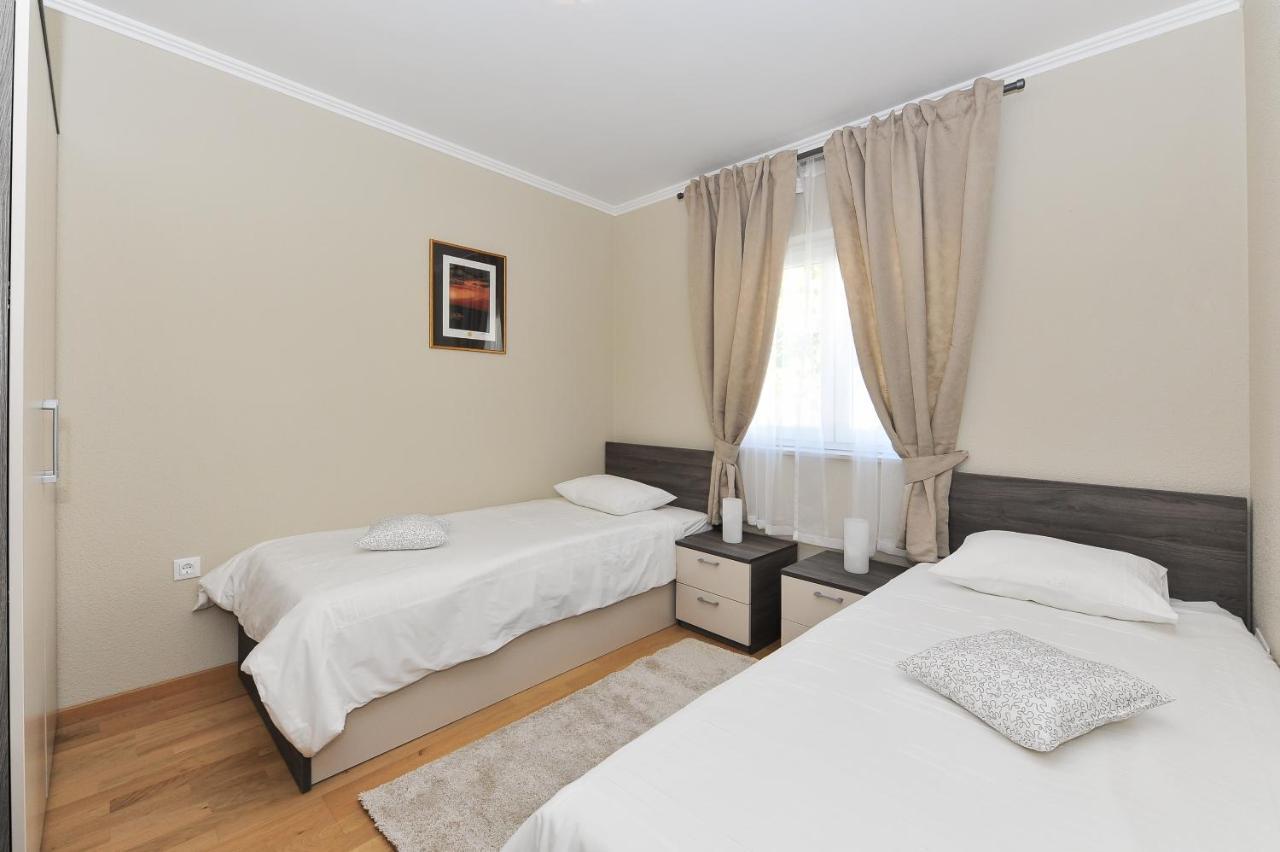 Apartmani Peric 1 Meka Draga Obrovac Esterno foto